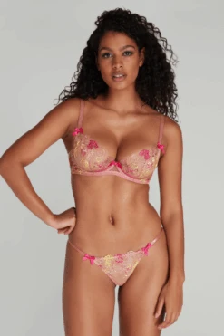 AGENT PROVOCATEUR Zuri Plunge Bra, Size UK 32E 11 AGENT PROVOCATEUR Zuri Plunge Bra, Size UK 32E -Fashion Lingerie Store agent provocateur zuri plunge underwired bra dusky pink yellow 3