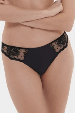Simone Perele Intrigue Brief