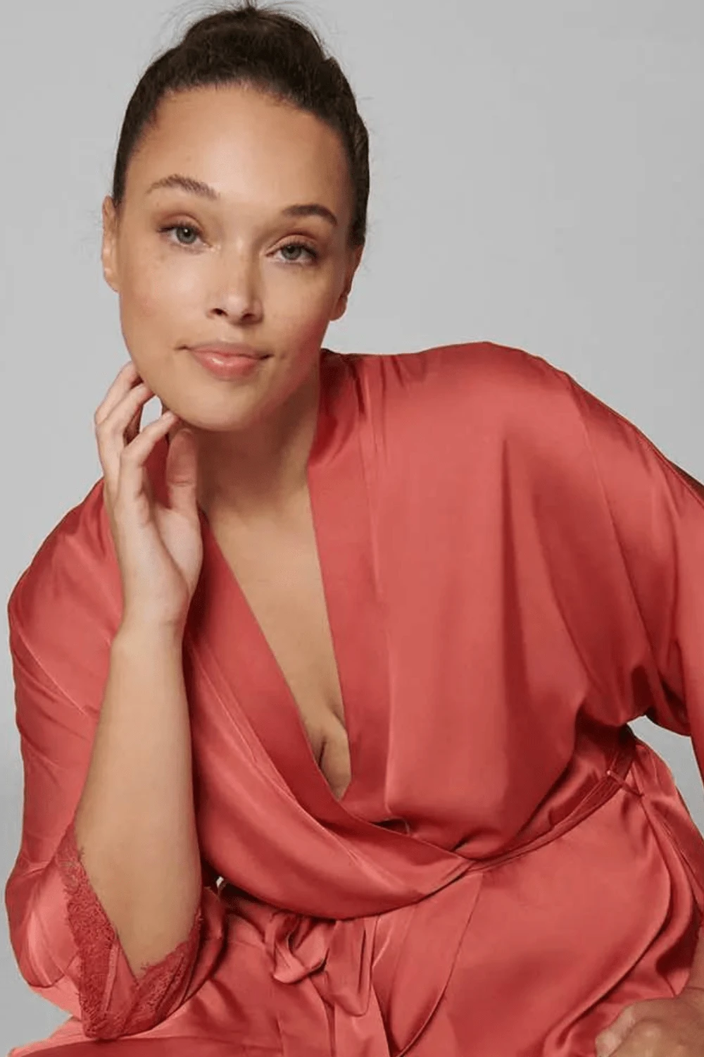 Simone Perele Satin Secrets Quartz Pink Short Kimono 7 Simone Perele Satin Secrets Quartz Pink Short Kimono - Image 5