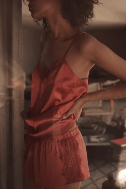 Simone Perele Satin Secrets Quartz Pink Short 13 Simone Perele Satin Secrets Quartz Pink Short -Fashion Lingerie Store simone perele satin secrets short quartz pink lifestyle